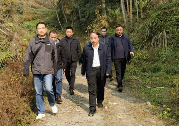 脚踩泥土解难题 现场把脉促提升——市局联合省厅“帮帮团”实地指导国土变更调查和耕地保护工作