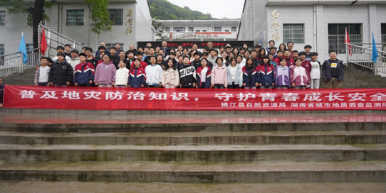 ���ֿ��ս�У԰  �ഺЯ�ֻ�ƽ��